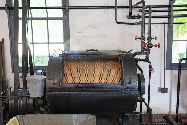 Vanha kone, jota käytetään vanhojen aikojen vaatteiden pesuun, käytössä - Valokuva, kuva
