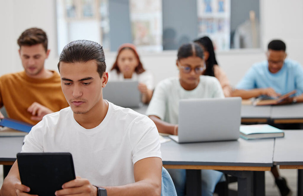 Yliopisto, opiskelijat ja oppiminen kannettavan tietokoneen tai tabletin avulla digitaalisiin muistiinpanoihin koulutuksen auditoriossa. Opiskelijoiden keskittyminen, keskittyminen ja omistautuminen oppituntien kirjoittamiseen ja ohjaukseen - Valokuva, kuva