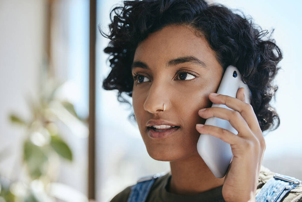 若い女性,通話のための電話で話して,接続し、携帯電話で話す.ブラジルからの女の子と接続のための携帯電話,会話や通信のための連絡先を聞く - 写真・画像
