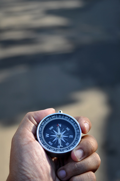 Käsikäyttöinen kompassin hämärtävä tausta pystysuorassa - Valokuva, kuva