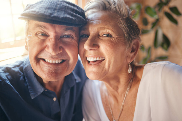 Gesicht, Selfie und Senioren-Paarbeziehung im Restaurant, Café oder Café für den Hochzeitstag, die Feier oder den Ruhestand. Zoom, Mann und reife Frau in pov Foto mit komischem Lächeln. - Foto, Bild