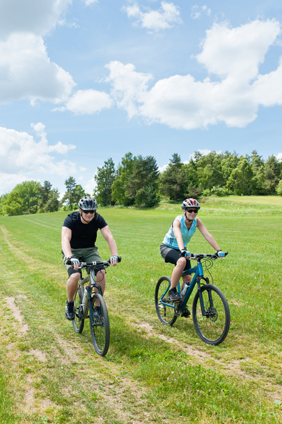 Sport couple riding mountain bicycles in coutryside - Foto, Imagem