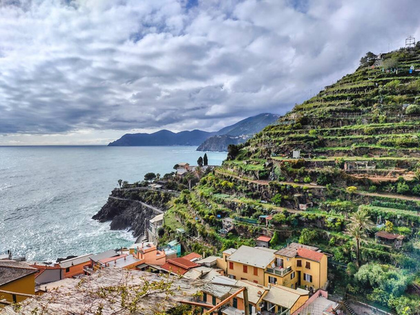 La costa delle Cinque Terre con i suoi borghi e la natura in Italia durante una cupa giornata primaverile - Foto, immagini