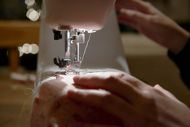 Máquina de coser
 - Foto, Imagen