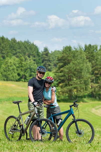 Deporte bicicleta de montaña pareja relajarse en los prados
 - Foto, imagen