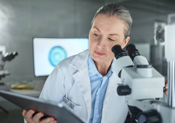 Přemýšlející laboratorní žena, mikroskop nebo tableta ve vědeckém výzkumu, Kanadě inovace v oblasti zdravotní péče nebo budoucí studie vakcíny. Starší vědec, pracovník DNA nebo lékařská technologie v analýze medicínských dat. - Fotografie, Obrázek