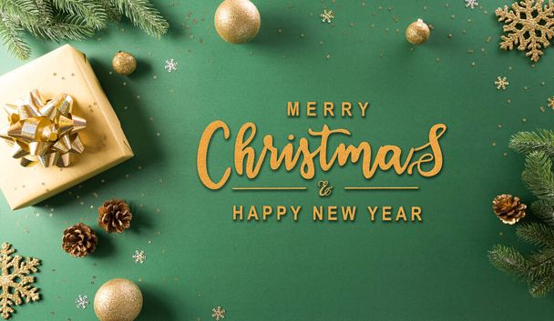 Χριστούγεννα και το νέο έτος φόντο έννοια. Κάτοψη του κουτί δώρου Χριστουγέννων, μπάλα Χριστουγέννων και νιφάδα χιονιού σε πράσινο φόντο. - Φωτογραφία, εικόνα