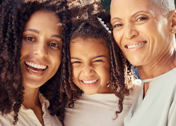 Portret, gezicht en gelukkige familiebanden buiten, samen lachen en ontspannen. Oudere zwarte vrouw genieten van quality time met vrolijk kleinkind in de zomer, zorgeloos en ontspannen op vakantie dag. - Foto, afbeelding