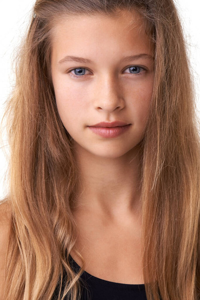Giving you a gaze. Cropped view of a fresh-faced young teen girl - Foto, Bild