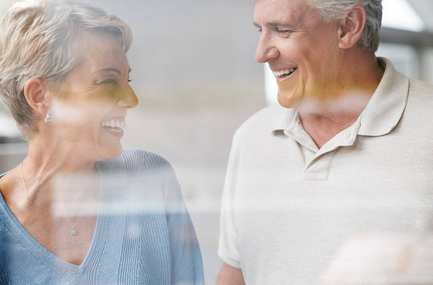 Starší, pár a šťastná láska k ženě a muž smějící se společně v důchodu. Starší lidé mají zábavnou konverzaci se štěstím, radostí a vděčností, usmívají se v domě. - Fotografie, Obrázek