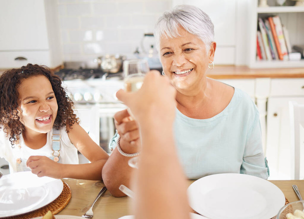 Τοστ σαμπάνιας και γιαγιά για γιορτή ημέρας μητέρων στην τραπεζαρία της κουζίνας του σπιτιού με παιδιά. Ευτυχισμένο ηλικιωμένο άτομο με ποτήρι κρασιού γιορτάζουν mothersday, γενέθλια ή ευτυχισμένη ζωή με το παιδί. - Φωτογραφία, εικόνα