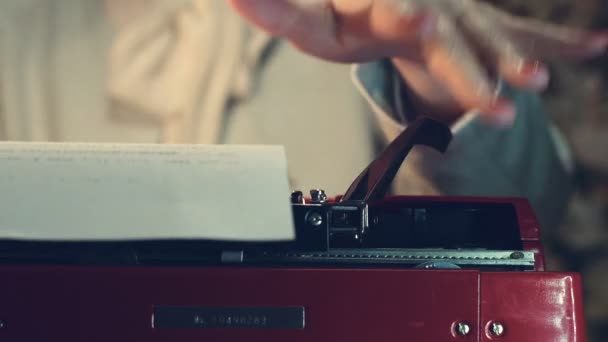 Secretaria en estilo retro y una máquina de escribir vintage roja. Imágenes FullHD de alta calidad - Metraje, vídeo