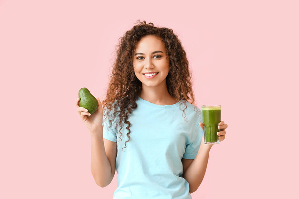 Šťastná mladá Afroameričanka se zdravým avokádovým koktejlem na růžovém pozadí. Dietní koncept - Fotografie, Obrázek