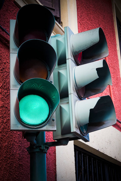 Luz verde en semáforo en esquina de la calle - Foto, Imagen
