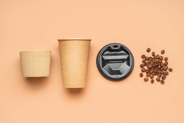 Papírový šálek, čepice a kávová zrna na barevném pozadí - Fotografie, Obrázek