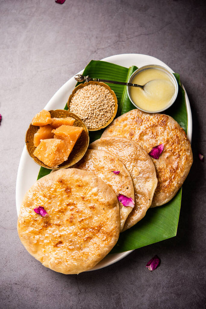Til Gul roti para Makar Sankranti. Sweet Chapati, poli feita usando sementes de sésamo, jaggery - Foto, Imagem