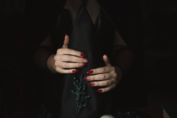 Close up woman's hand with Halloween gothic vampire manicure . Details for Halloween party concept - Fotoğraf, Görsel