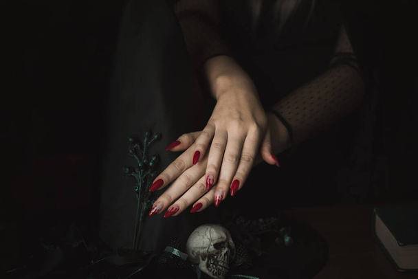 Sluit de hand van de vrouw met Halloween gothic vampier manicure. Details voor Halloween party concept - Foto, afbeelding