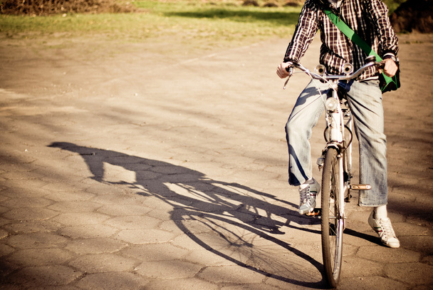 Hombres en bicicleta cayendo sombra
 - Foto, imagen