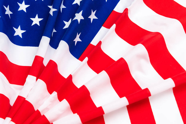 Szczęśliwego Dnia Weterana. Amerykańskie flagi na tle tablicy. 11 listopada. - Zdjęcie, obraz