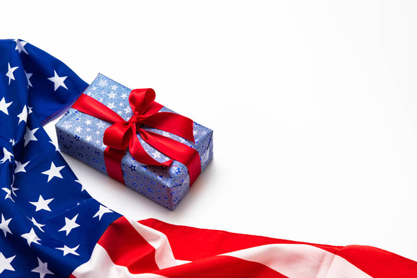 Happy Veterans Day Konzept. Amerikanische Flaggen mit Geschenkverpackung vor schwarzem Hintergrund. 11. November. - Foto, Bild