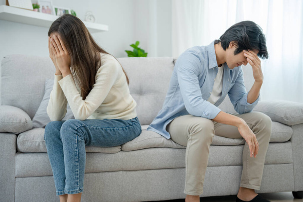 A válás. A nők és a férfiak úgy érzik, frusztrált, unatkozik, stresszes, ideges, és ingerlékeny a harcot követően. A párnak családi gondjai voltak, ami váláshoz vezetett. Szerelmi problémák. - Fotó, kép