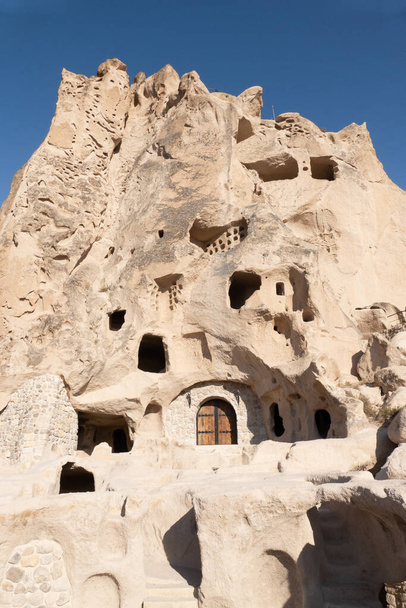 Uchisar, Turkey; November 9th 2021: Uchisar Castle caves in Cappadocia - Foto, afbeelding
