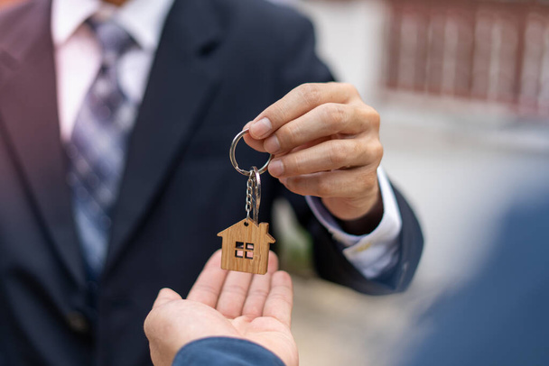 Kupujący zabierają klucze do domu sprzedawcom. Umowa zawarta. Sprzedaj swój dom, wynajmij dom i kup pomysły.  - Zdjęcie, obraz