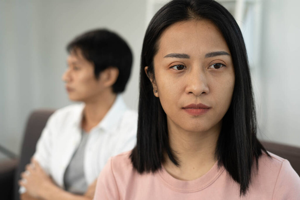 Азиатские женщины разочарованы и опечалены после ссоры с мужем. У азиатских пар семейные проблемы, приводящие к разводу. Пробуждение любви - Фото, изображение
