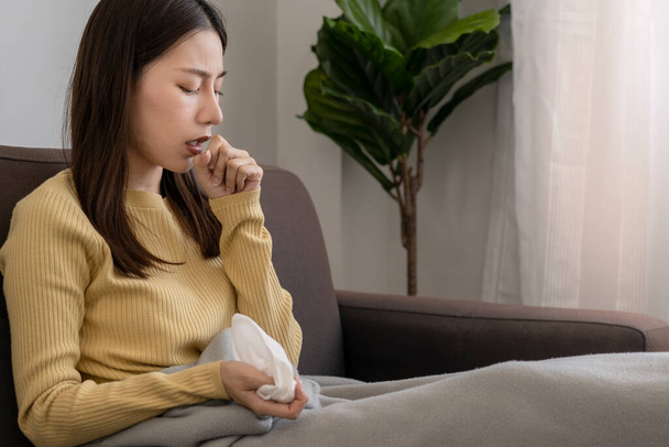 Asian woman sick at home. The woman had a cough, sore throat,runny nose and a high fever. - Foto, Bild