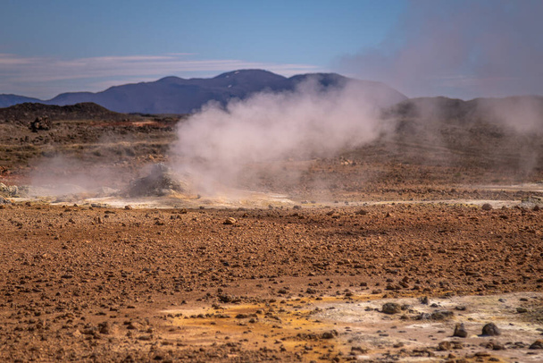 Exposure of Hverir, one of the most active geothermal areas in all of Iceland. Know for its ochre coloured landscapes and the numerous fumaroles and boiling mud pools dotted over its moon-like terrain - Φωτογραφία, εικόνα