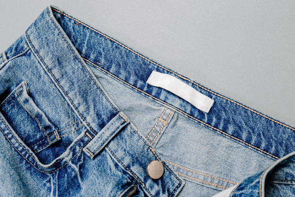 Etichetta abbigliamento interno jeans su fondo grigio. mockup - Foto, immagini
