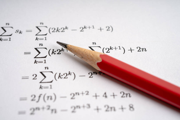 Μολύβι σχετικά με το έγγραφο δοκιμής μαθηματικής φόρμουλας στη σχολική εκπαίδευση. - Φωτογραφία, εικόνα