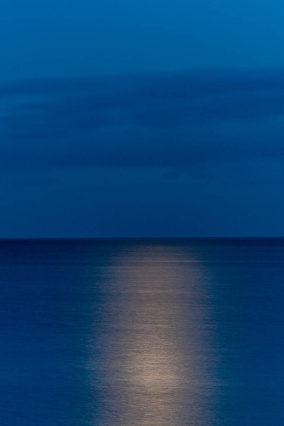 Mon, Δανία Μια ανατολή του φεγγαριού πάνω από τη Βαλτική Θάλασσα - Φωτογραφία, εικόνα