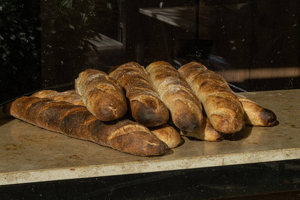Maribo, Dánsko Čerstvé bagety v okně pekárny. - Fotografie, Obrázek