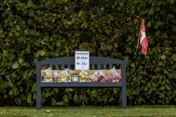 Langeland, Dinamarca Bolsas de manzanas frescas a la venta al lado de la carretera por 15 coronas danesas. El cartel dice manzanas recogidas a mano - Foto, Imagen
