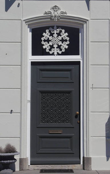 ένα παλιό, όμορφα διακοσμημένο πόρτα μαύρο και άσπρο - Φωτογραφία, εικόνα