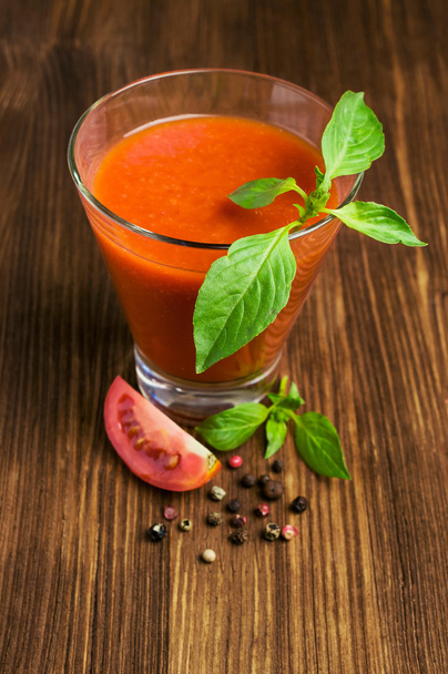 tomato juice with basil  - Foto, afbeelding