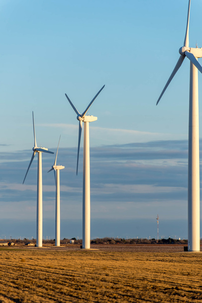 возобновляемые источники энергии - ветряные турбины на сельских сеновых полях
 - Фото, изображение