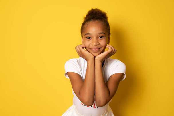 Lähikuva muotokuva hänen hän mukavan näköinen viehättävä kaunis terve iloinen iloinen iloinen iloinen afrikkalainen amerikkalainen tyttö nauttii hyvällä tuulella idea ratkaisu eristetty keltaisella taustalla - Valokuva, kuva
