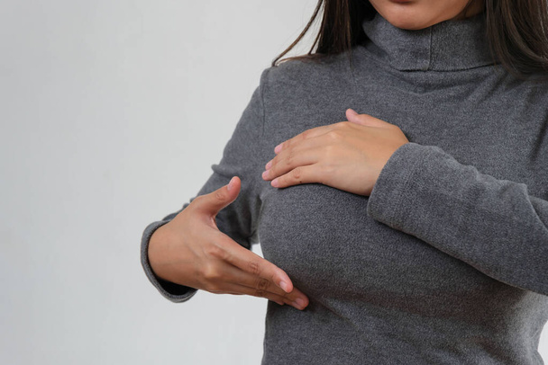genç kadın göğsünü kontrol - Fotoğraf, Görsel