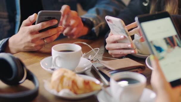 Καφέ φίλους, τα χέρια του τηλεφώνου και τα μέσα κοινωνικής δικτύωσης σε απευθείας σύνδεση, ψηφιακή σύνδεση και το δίκτυο smartphone μαζί. Closeup μαθητές ομάδα πληκτρολογώντας mobile app στην καφετέρια wifi, τεχνολογία internet ή μεσημεριανό διάλειμμα. - Πλάνα, βίντεο