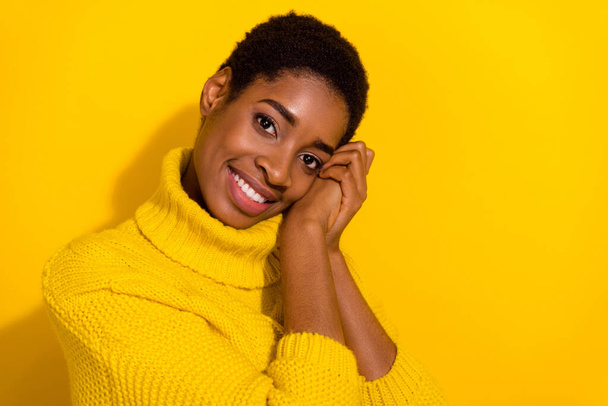 Photo of young cheerful man woman hands touch face dream knitwear isolated over yellow color background. - Foto, Imagem