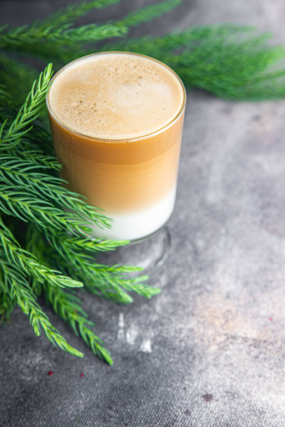 Navidad latte bebida caliente capuchino café Año Nuevo dulce fiesta postre comida en la mesa copiar espacio comida fondo  - Foto, Imagen