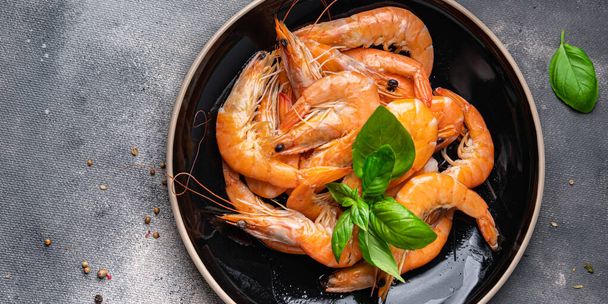 Креветки салат креветки креветки морепродукты здоровое питание еда закуска на столе копировать пространство питания фон - Фото, изображение