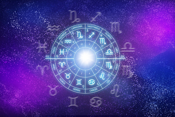 Zodiak cirkel op de achtergrond van de kosmos. Astrologie. De wetenschap van sterren en planeten. Esoterische kennis. Heerser planeten. Twaalf tekens van de dierenriem - Foto, afbeelding