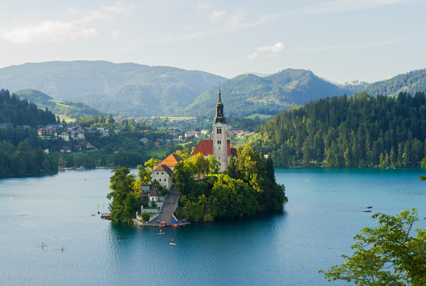 Χριστιανικής εκκλησίας σε νησί, στη λίμνη και τα βουνά φόντο στο Μπλεντ, Σλοβενία - Φωτογραφία, εικόνα