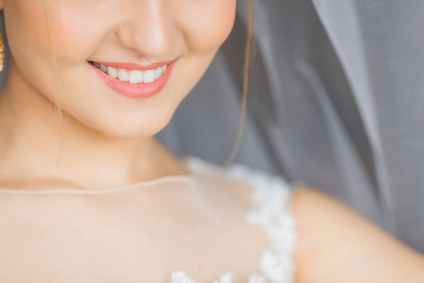 közeli kép az alsó fele az arc a menyasszony egy aranyos mosollyal. - Fotó, kép