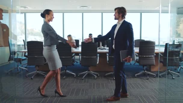 Handshake, parceria e pessoas de negócios em escritório moderno para reunião, colaboração de trabalho em equipe ou planejamento estratégico b2b. Homens, mulheres ou trabalhadores corporativos cumprimentam na sala de reuniões para treinamento em conferências. - Filmagem, Vídeo