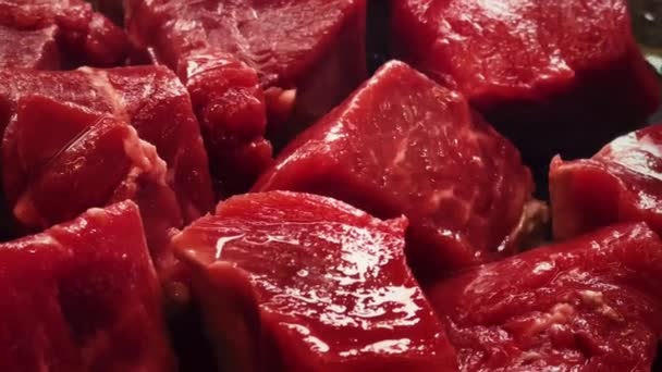 Rood vlees recept en voedsel bereidingsproces, koken rundvlees op koekenpan. Hoge kwaliteit 4k beeldmateriaal - Video